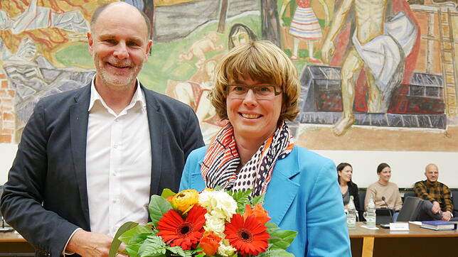 Ute Seifried mit Singens Oberbürgermeister Bernd Häusler nach ihrer Wiederwahl im Frühjahr 2023. Nun ist klar: Seifried wird nicht ...