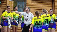 Trainer Martin Gerstenecker instruiert die Spielerinnen des SV Allensbach.