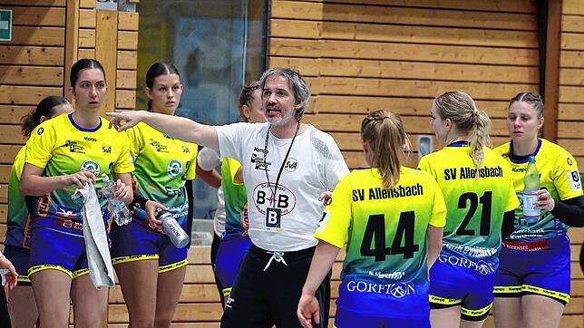 Trainer Martin Gerstenecker instruiert die Spielerinnen des SV Allensbach.