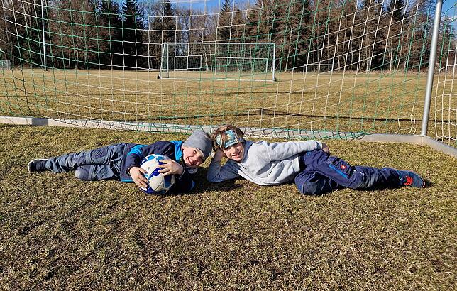 Finn Kümpers (links) und Hannes Metzger sind beste Freunde und machen den Spielplatz in Allmendshofen samt dem benachbarten Bolzplatz am ...