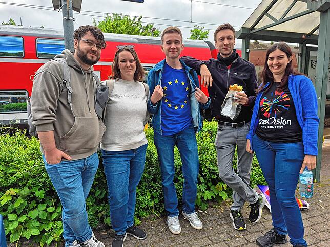 Bild 9: ESC-Fans feiern am Dienstag in Basel