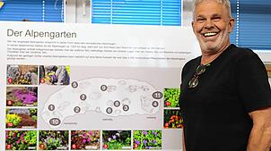 Benno Gasche bringt das neue Schild für den Alpengarten persönlich bei der Sitzung von „Aktiv für Schönwald“ vorbei. Zu sehen sind dort ...