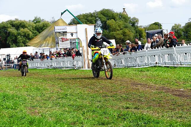 Bild 12: Benzingeruch, Action und dröhende Motoren: Der Mofa-Mania Fünfkampf der Motorsportfreunde Pfohren