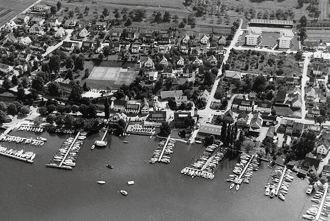 Bodman im August 1975 aus der Luft. Im Bereich des Linde-Areals sind Tennisplätze zu sehen.