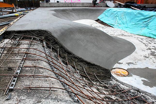 Detail vom Aufbau des Flowparks: unten die Grundschicht, in der Mitte Baustahlmatten zur Armierung und darüber der Betonfeinbelag ...