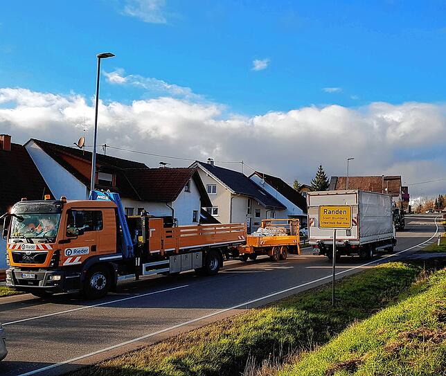Ein gewohntes Bild: Der Begegnungsverkehr von Lastwagen ist in Randen Dauerzustand.