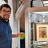 Der Stockacher Museumsleiter Johannes Waldschütz neben einer Vitrine mit dem Miró-Werk &bdquo;Die Vogelfrau&ldquo;.