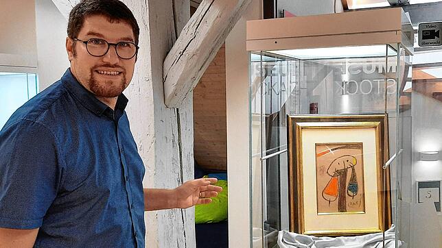 Der Stockacher Museumsleiter Johannes Waldschütz neben einer Vitrine mit dem Miró-Werk &bdquo;Die Vogelfrau&ldquo;.