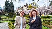 Die neue Geschäftsführerin Patricia Alberth (links) und Birgit Rückert, Leiterin der Salemer Schlossverwaltung, im Garten des Schlosses. ...
