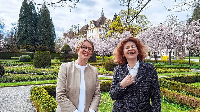 Die neue Geschäftsführerin Patricia Alberth (links) und Birgit Rückert, Leiterin der Salemer Schlossverwaltung, im Garten des Schlosses. ...