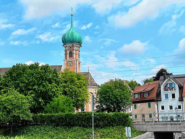 Ein Wahrzeichen von Allensbach ist der Zwiebelturm der Kirche St. Nikolaus.