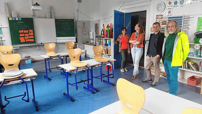 In diesem kleinen Zimmer wurden schon mal 19 Kinder unterrichtet. „Viel zu eng!“, sagt Schulleiterin Anahita Fischer, die sich den Raum ...