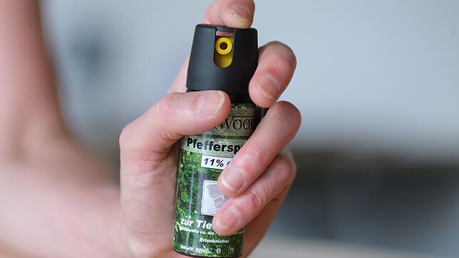 In Richtung einer Menschengruppe sprühte der 18-Jährige das Pfefferspray. (Symbolbild)
