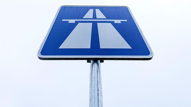 Eine Frau hat auf der Autobahn angehalten und getanzt. (Symbolbild)
