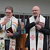 Diözesanpräses Pfarrer Erhard Bechtold (links) und Stadtpfarrer Erich Loks segnen den neuen Umkleide-und Versammlungstrakt der DJK ...