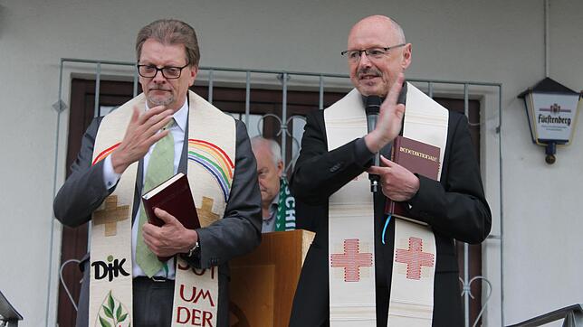 Diözesanpräses Pfarrer Erhard Bechtold (links) und Stadtpfarrer Erich Loks segnen den neuen Umkleide-und Versammlungstrakt der DJK ...