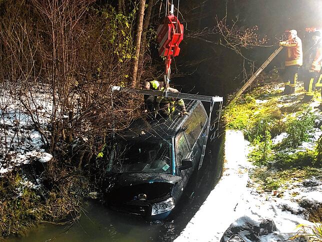 Bild 2: Bilder von der Bergung eines Autos aus der Stockacher Aach