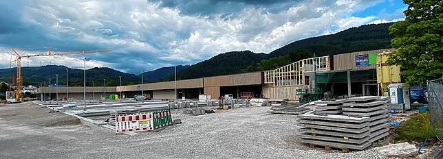 Äußerlich nehmen die drei Märkte auf dem Brennet-Areal Gestalt an. Auch die Arbeiten an den 220 Parkplätzen haben bereits begonnen.