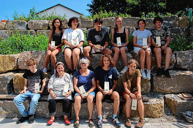 Schüler der Freien Waldorfschule Wahlwies stellten bei der Kornschnalle in Sauldorf ihr eigenes Kräutersalz her: (unten, von links) ...