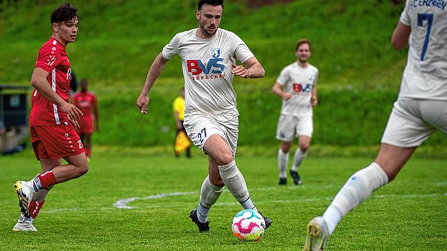 Zittersieg: Dominik Flum &ndash; hier ein Archivbild &ndash; machte mit seinem Treffer zum 3:1-Endstand für den FC Erzingen in der ...