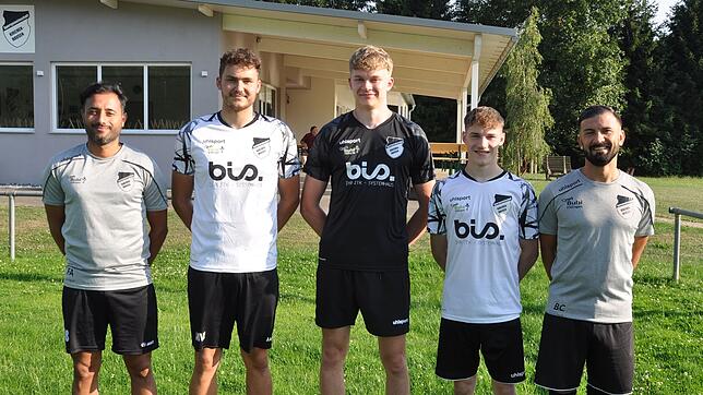 Junge Hoffnungsträger verstärken die SG Kirchen-Hausen. Chefcoach Berkay Cakici (von links) mit Max Weber, Phil Burkarth, Justin Tay ...
