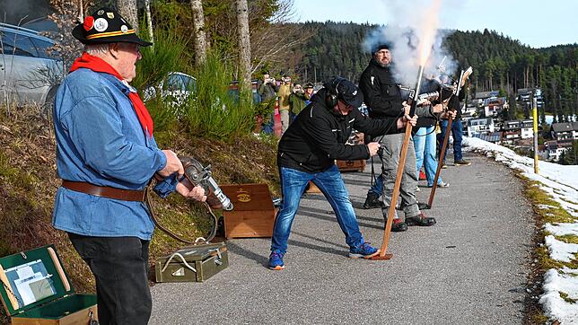 Es gehört seit Jahrzehnten zum Brauch, in Tennenbronn das neue Jahr mit Böllerschießen zu begrüßen. Heuer haben sich die Böllerschützen ...