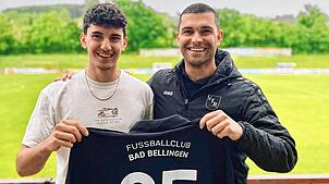 Premiere für den neuen Verein: Luca Nunninger (links, mit Sportchef Kai Schillinger) von den SF Schliengen ist der erste Neuzugang des ...