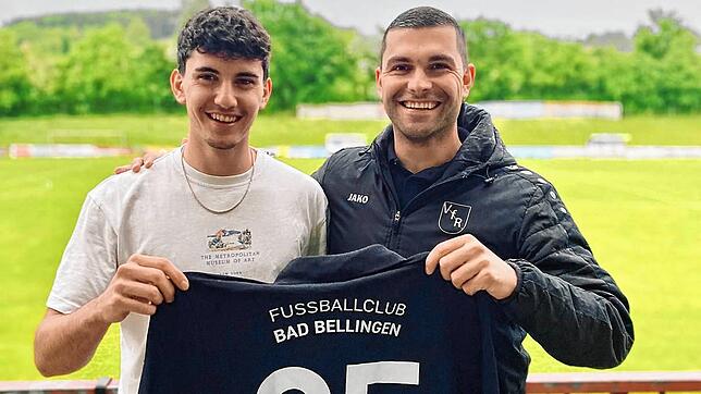 Premiere für den neuen Verein: Luca Nunninger (links, mit Sportchef Kai Schillinger) von den SF Schliengen ist der erste Neuzugang des ...