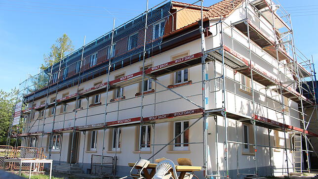 An dem Haus in der Pfohrener Baarstraße steht noch das Gerüst von den Sanierungsarbeiten. In der Einrichtung sind aktuell zehn Männer ...
