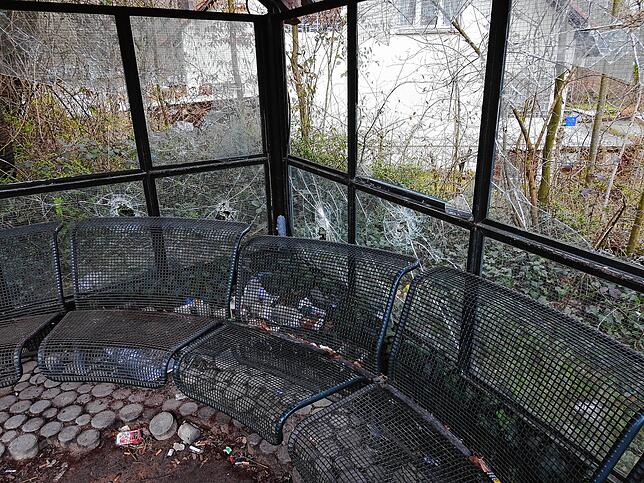 Der ehemalige Raucherpavillon der Klinik wurde schwer demoliert.