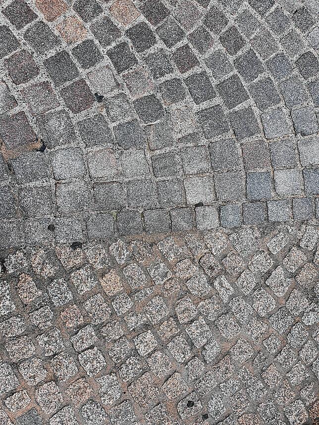Kopfsteinpflaster und E-Scooter? Keine gute Idee, denn das gibt Kopfschmerzen.