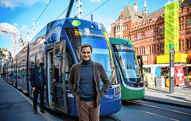 Die neue Roger-Federer-Tram und ihr Namensgeber, der Schweizer Tennisprofi Roger Federer.