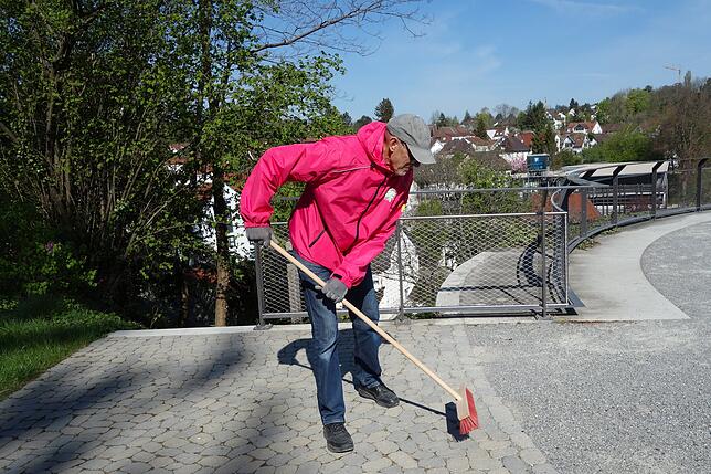 Pierre Falzone nimmt sich die Wege und Stufen auf dem Rosenobelturm vor.
