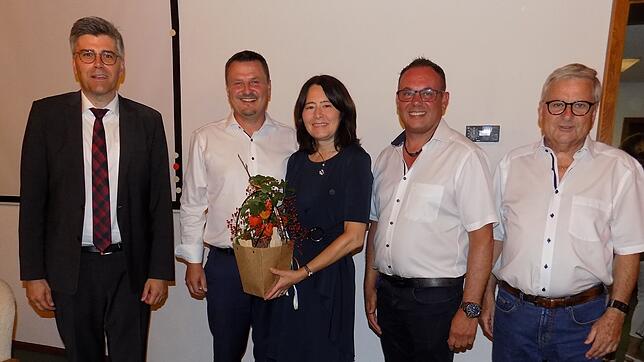 Bürgermeister Adrian Schmidle bei seiner dritten Amtsverpflichtung (von links): Landrat Martin Kistler, Adrian Schmidle, Christine ...