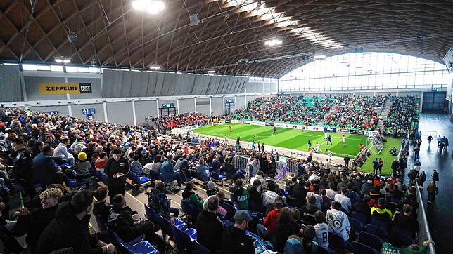 Die gut gefüllten Tribünen der Messehalle beim MTU-Cup 2022 in Friedrichshafen. Dort sind am 2. und 3. Dezember wieder einige der ...