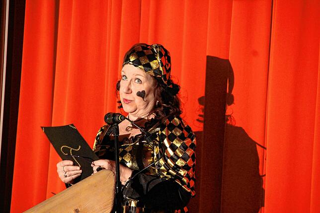 Premiere: Erstmals führte Ilona Simon als Harlekin Tilly durchs Programm.