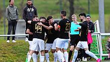Der ESV Südstern Singen jubelt und feiert seinen 3:1-Sieg bei der SG Dettingen-Dingelsdorf.
