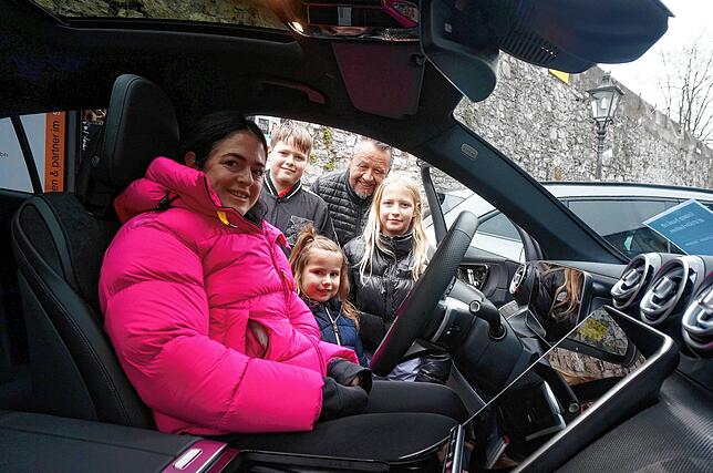 Probesitzen: Diese Gruppe aus Gurtweil schaut sich einen Mercedes-Benz genauer an. Bild: Ursula Freudig