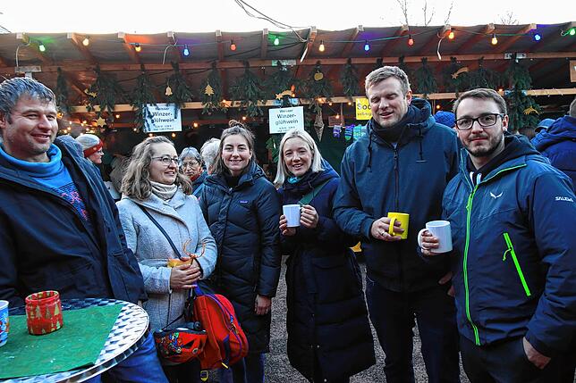 Bild 14: Gesang und Glühweinduft vor der Kirnachmühle: Der Unterkirnacher Weihnachtsmarkt lädt zum Verweilen