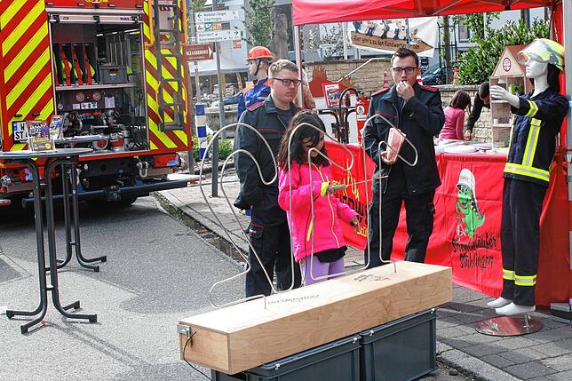 Vorführung: Die Feuerwehr führte das Fahrzeug der Abteilung Mauchen vor und vor allem die Gruppe der Jüngsten, die „Sirenenläufer“ und ...