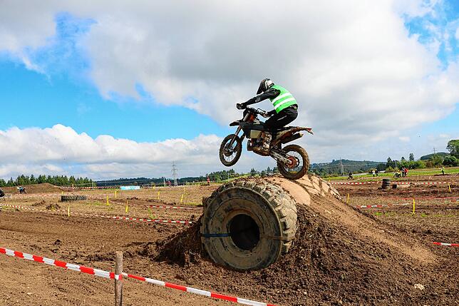 Bild 5: Geländemaschinen drehen auf: Motocross-Fahrer beweisen bei der Enduro-Challenge in Löffingen Geschicklichkeit und Mut