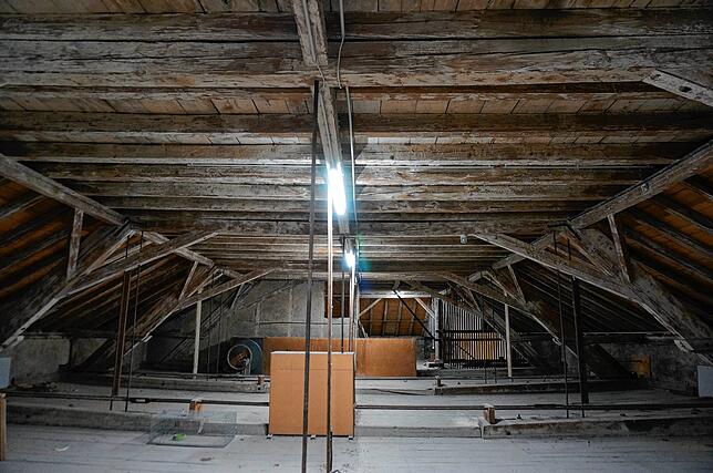 Denkmalgeschützt: Blick auf die alte Dach-Holzkonstruktion des Kornhauses über dem großen Saal des Tanzsportclubs, der Boden ist die ...