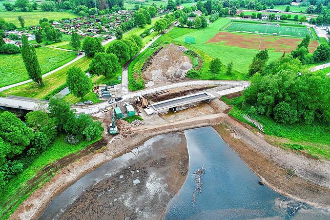 Die Brücke für den Brigachweg über den neuen Bregverlauf ist fertiggestellt. Der Anschluss des Mündungsbereichs an die Breg folgt jetzt ...