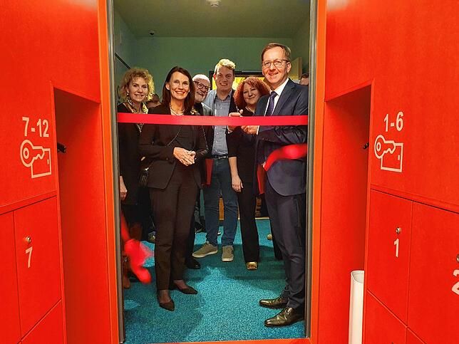 Oberbürgermeister Philipp Frank (rechts) durchschneidet das Band zur neuen Stadtbibliothek. Mit ihm freuen sich Petra Dorfmeister, Rita ...