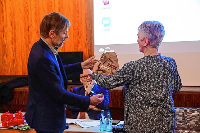 Von seinen Fraktionskollegen der Freien Wähler bekommt Marc Winzer von Karola Erchinger eine Uhr mit den Logos von St. Georgen und ...