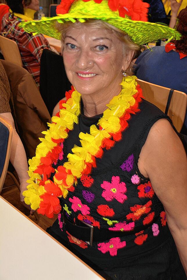 Bild 31: Rund 200 Frauen feiern im katholischen Pfarrsaal ausgelassen Fasnet