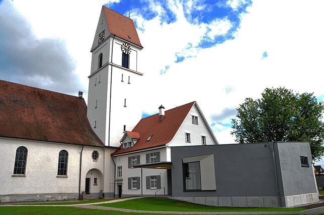 Das neu errichtete Pfarrzentrum der Pfarrgemeinde Herz Jesu, Unterlauchringen, mit dem neu erbauten Pfarrsaal (rechts) und dem sanierten ...