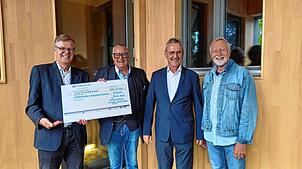 Freude über die neue Scheffelhalle. Die Volksbank-Hegau-Stiftung gibt 50.000 Euro an den Scheffelhallen-Förderverein dazu (von links): ...