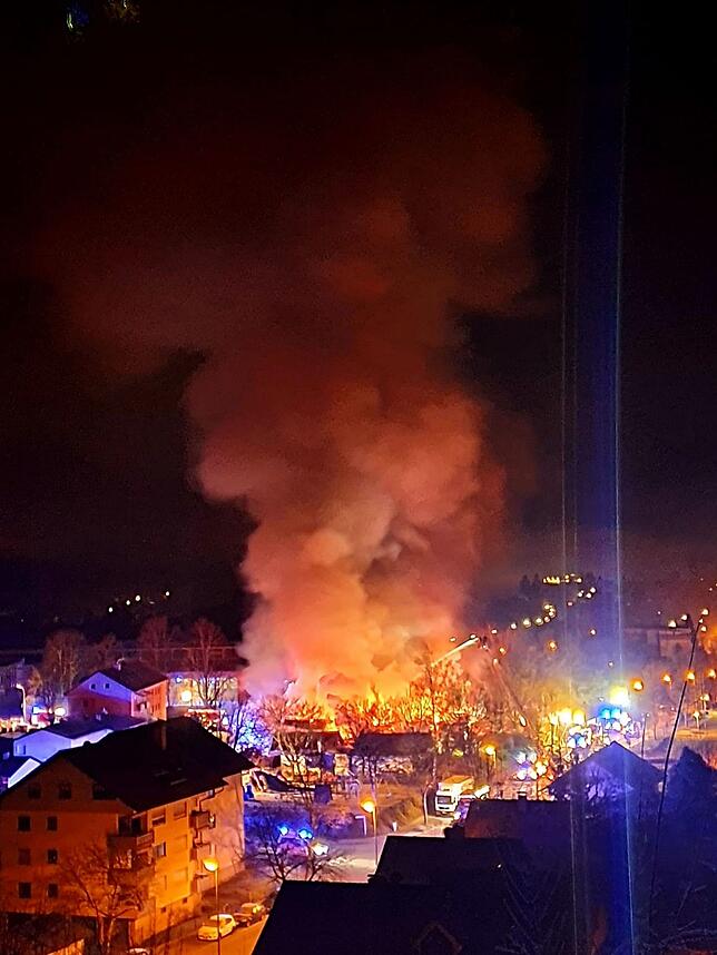 Das Bild zeigt das ganze Ausmaß des Großbrandes im Wehrer Kindergarten Seeboden in der Nacht zum Dienstag.