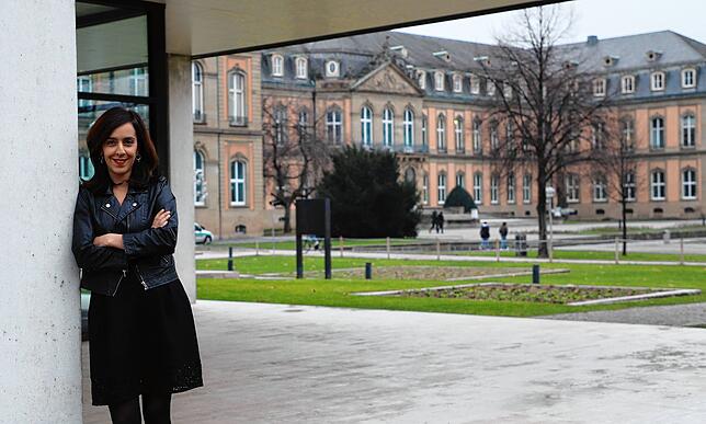 Sie hat es in den Landtag geschafft: Nese Erikli vor dem Parlamentsgebäude, im Hintergrund das Neue Schloss in Stuttgart.